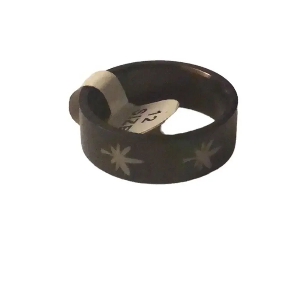 Stainless steel‎ weed leaf ring size 12